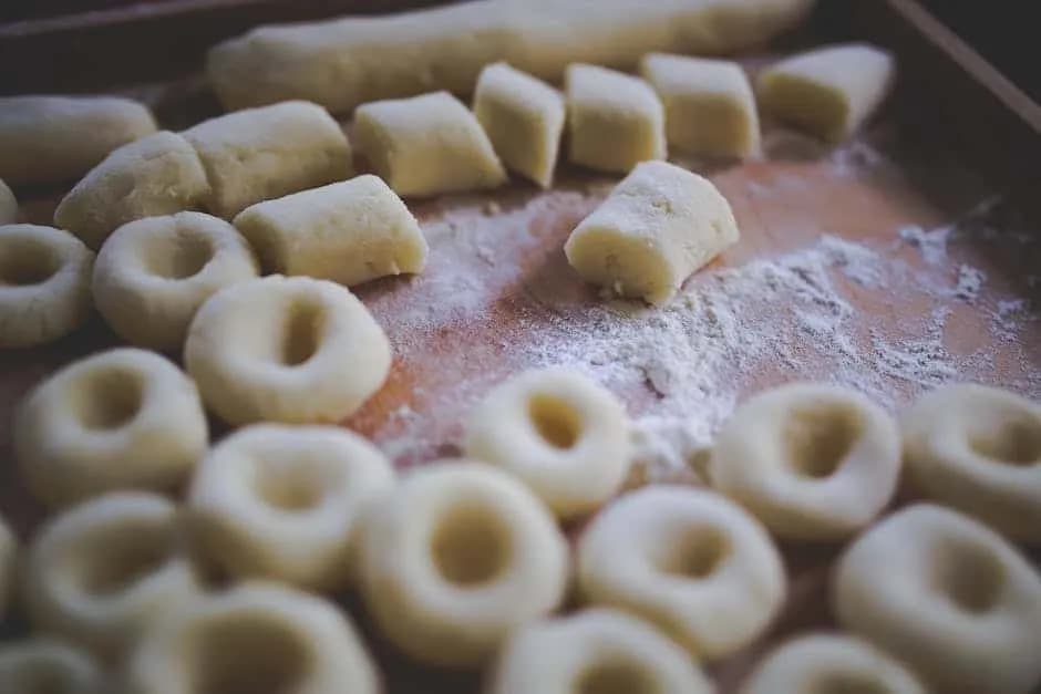 Jaki sos do klusek śląskich? Odkryj najlepsze przepisy i smaki