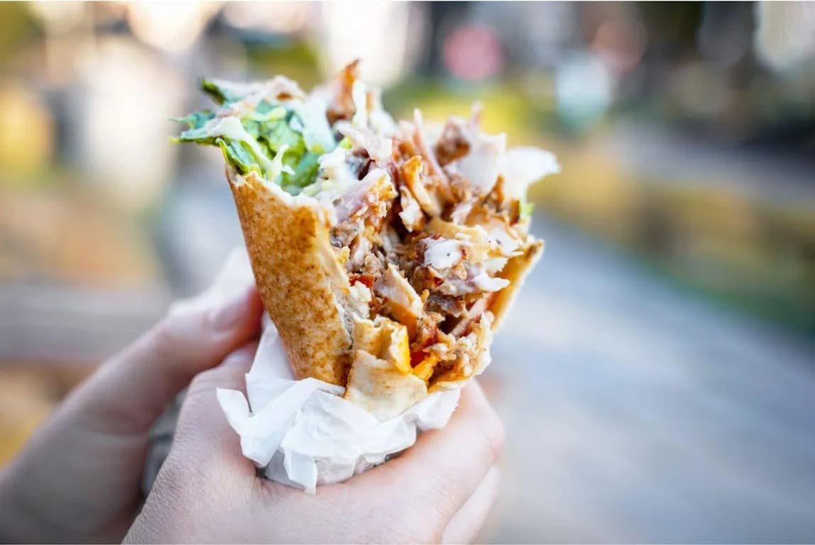Ile kcal ma kebab z frytkami? Zaskakujące fakty o kaloriach