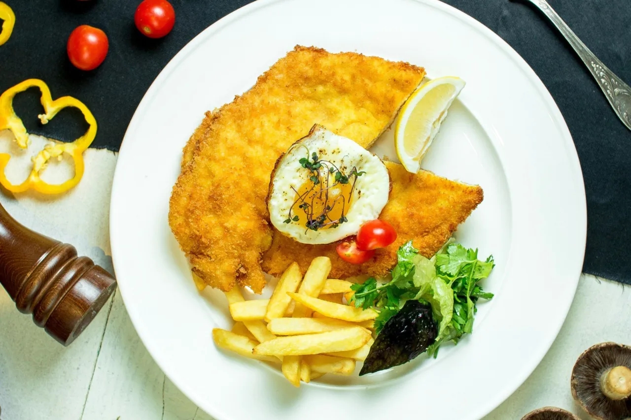 Pyszny sznycel drobiowy z jajkiem – prosty przepis na obiad