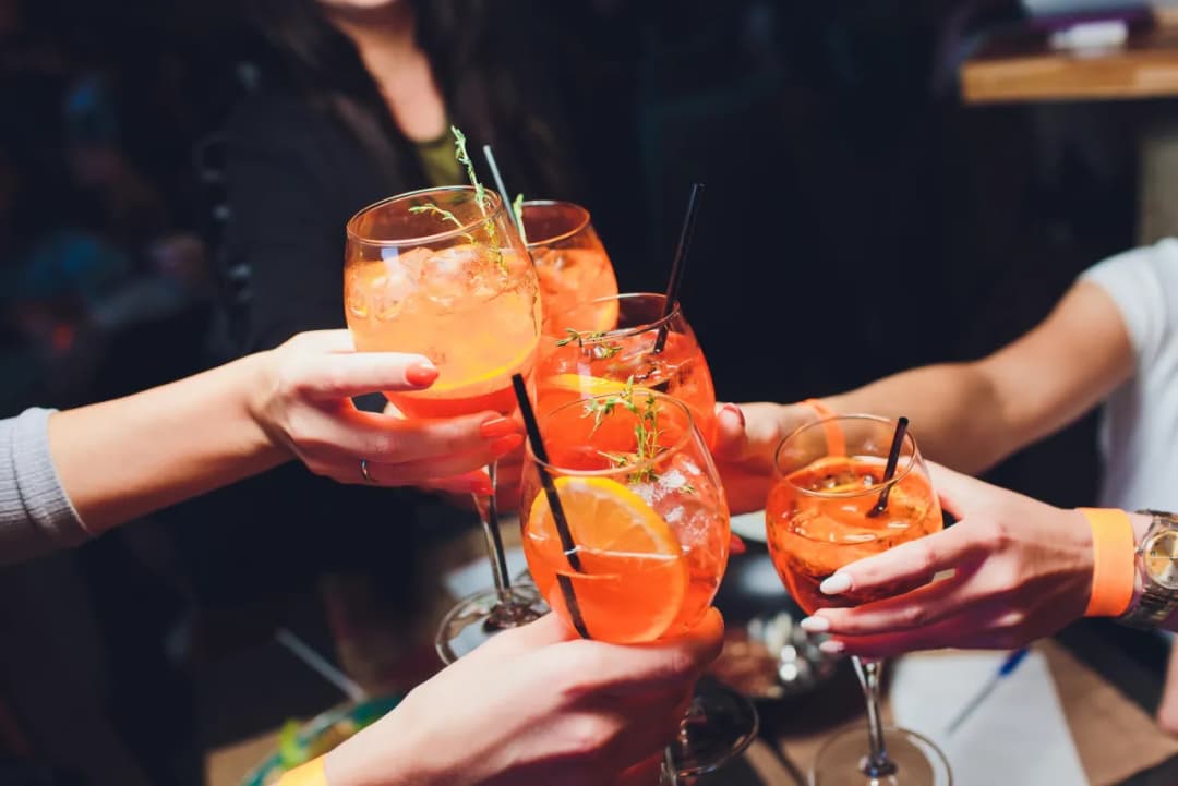 Najlepszy przepis na spritzer drink – orzeźwiający napój na lato