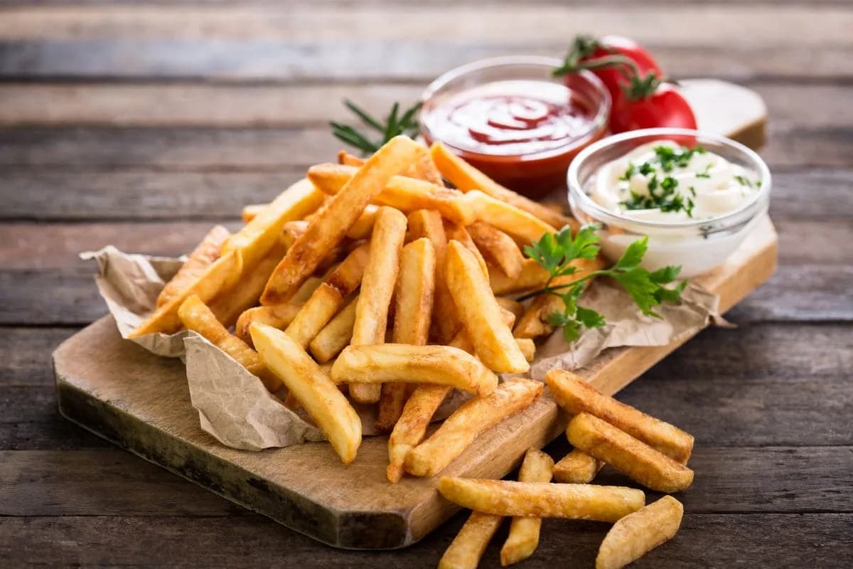 Z czym jeść frytki? Odkryj najlepsze sosy i dodatki do frytek