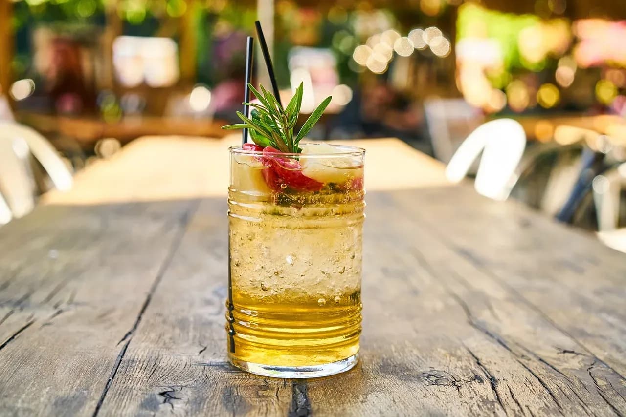 Najlepsze drinki z butelki piwa, które zaskoczą Twoje podniebienie