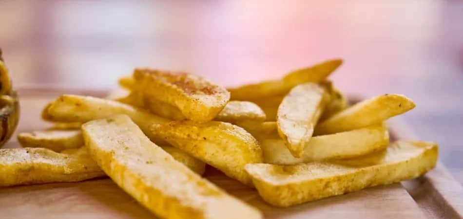 Jak zrobić frytki w piekarniku, które będą chrupiące i zdrowe
