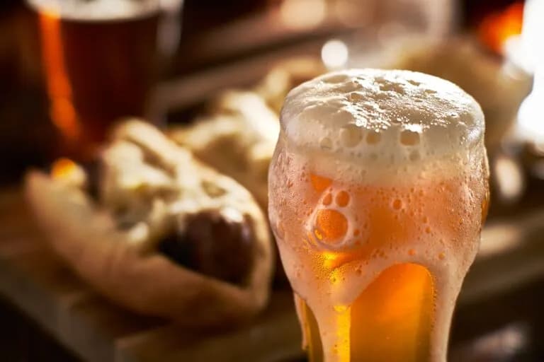 Najlepsze drinki z piwem, które zaskoczą Twoje podniebienie