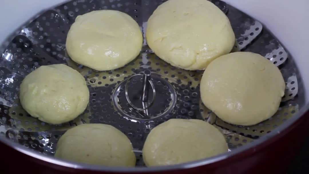 Jak długo gotować kluski na parze, aby uniknąć klejenia?