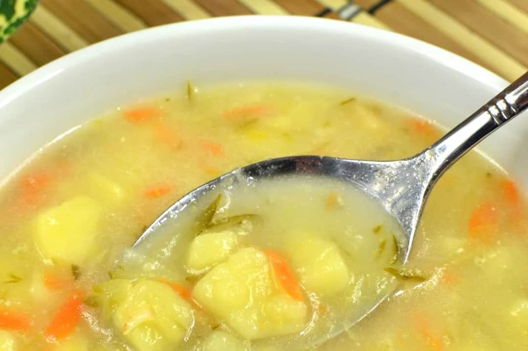 Jak ugotować zupę ogórkową z ziemniakami - prosty przepis na smakowitość